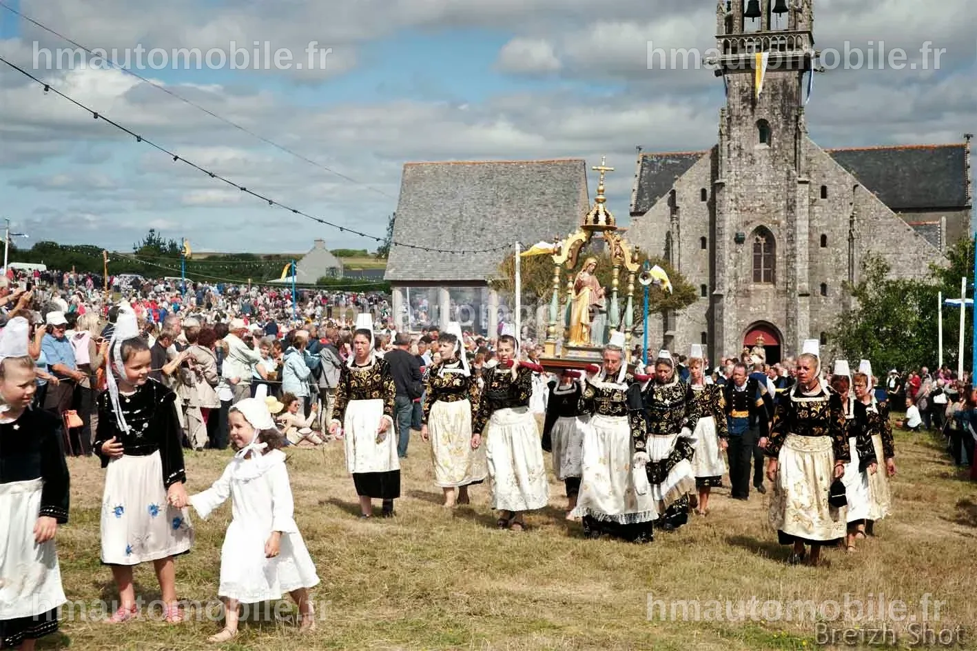 Artisans locaux présentant leurs créations lors de la fête de la Sainte-Anne à Millau.