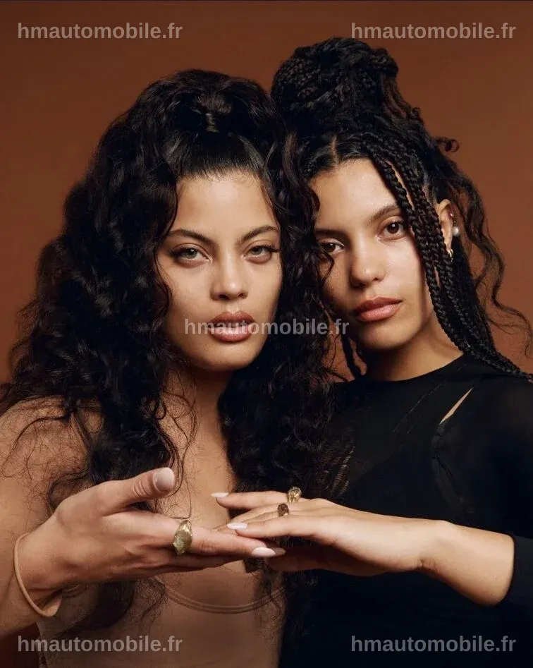 Les sœurs Ibeyi en concert, partageant leur énergie avec le public.