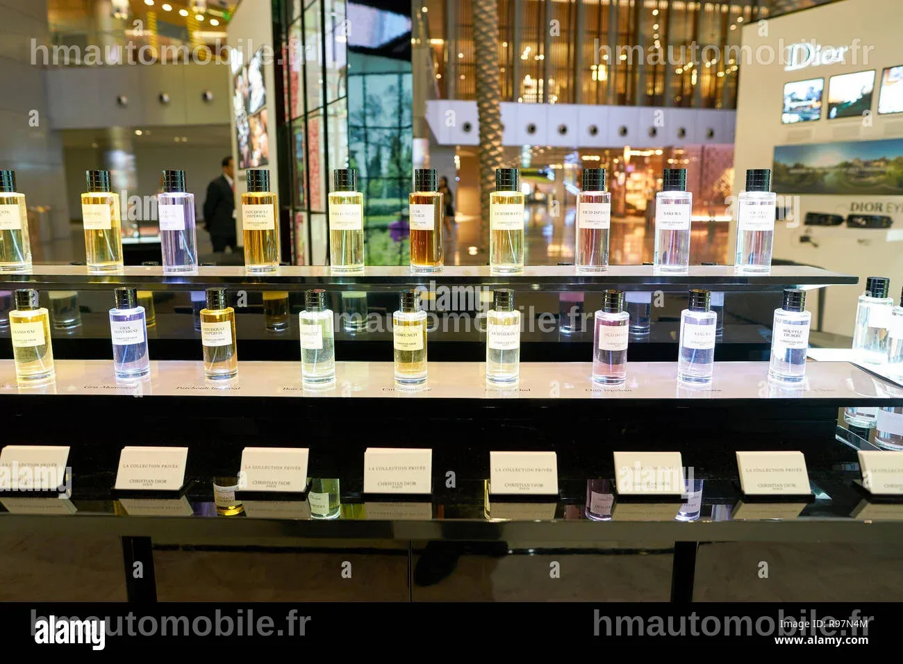 Parfums en exposition à la Maison de Parfum, Doha, Qatar.