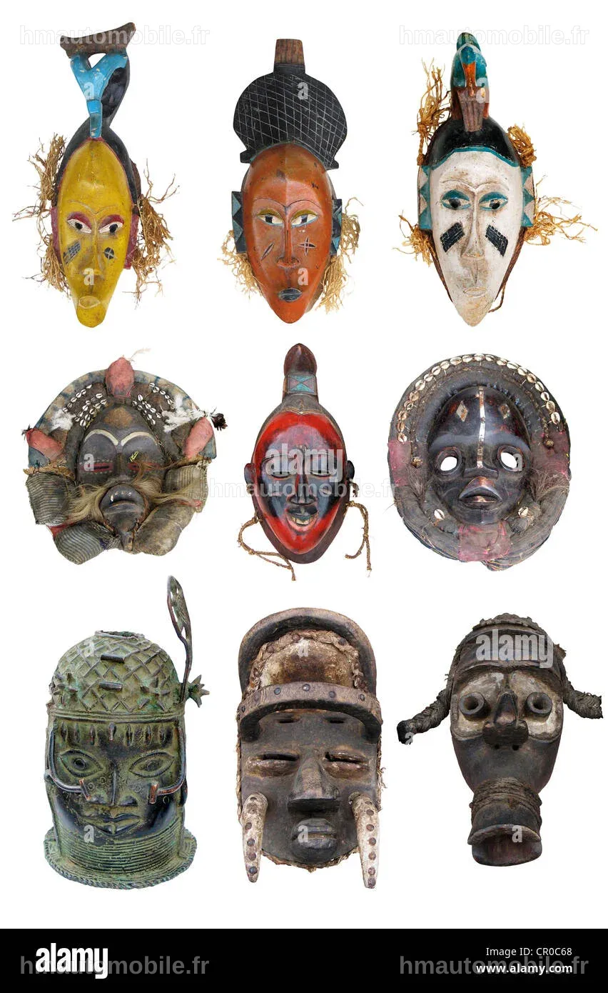 Masques africains en bois, utilisés lors de rituels, présentés sur un fond neutre.