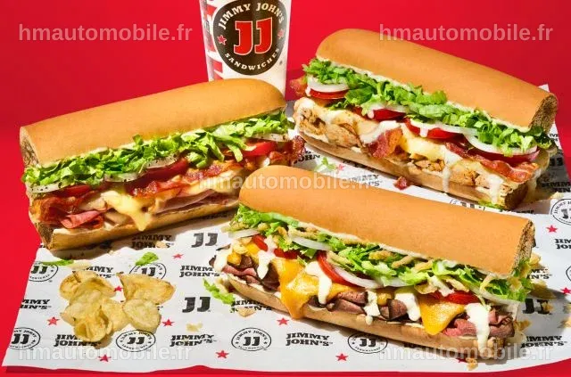 Un groupe de célébrités déguste des plats sur une table décorée.