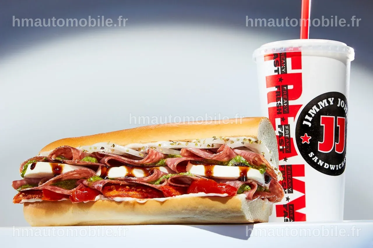 Un sandwich italien revisité est présenté sur une assiette élégante.