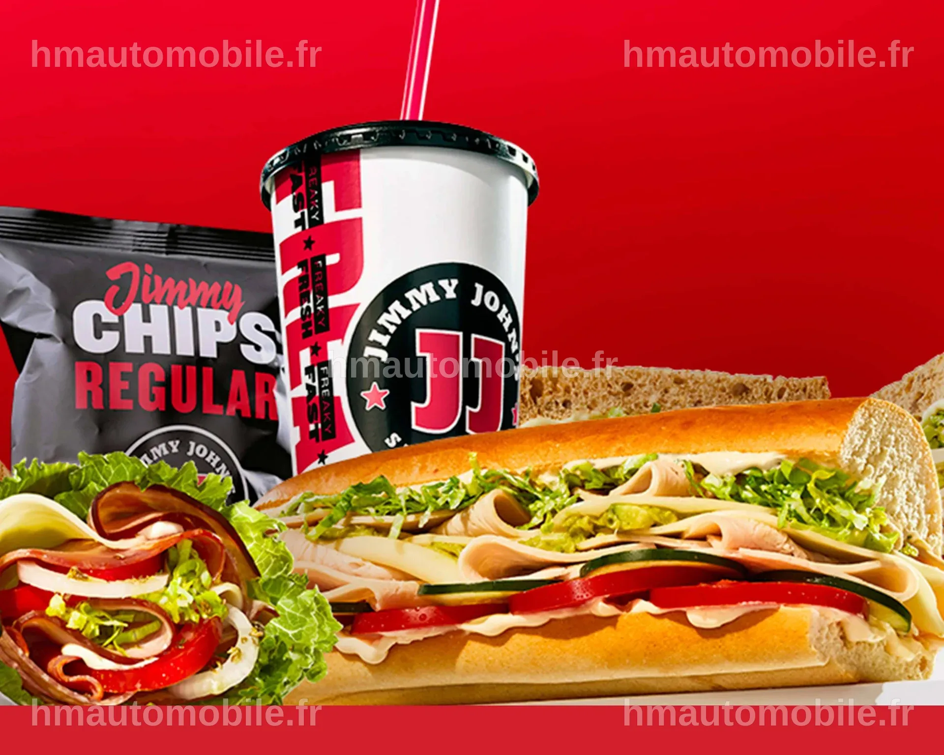 Un menu coloré de sandwichs est affiché dans un restaurant animé.