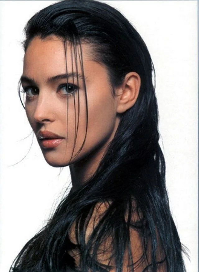 monica bellucci jeune - Stunning Photos of Young Monica Bellucci in the 1980s - Rare Historical ...