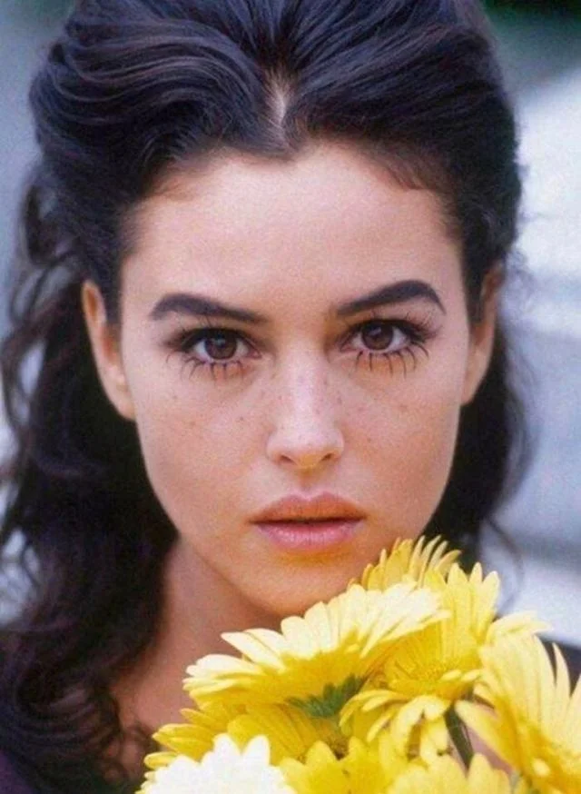 monica bellucci jeune - Beauty Icon of Italy: 40 Stunning Photos of Young Monica Bellucci in ...