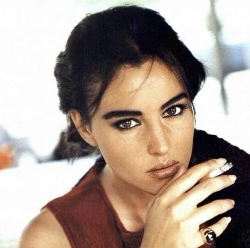 monica bellucci jeune - Stunning Photos of Young Monica Bellucci in the 1980s - Rare Historical ...