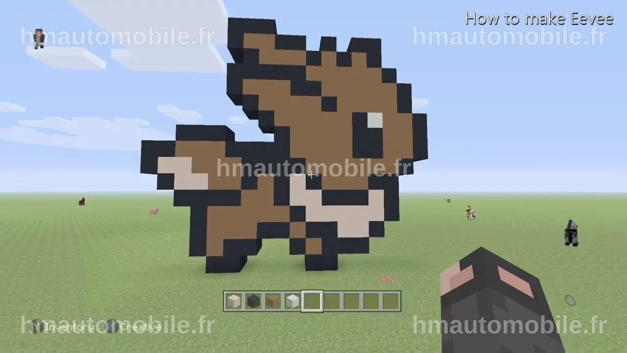 Création pixelisée d'Eevee, personnage de Pokémon, dans l'univers de Minecraft.