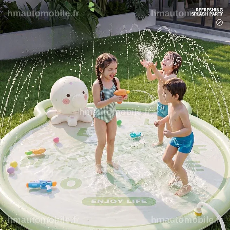 Enfants jouant sur un tapis de jeu aquatique en plein air.